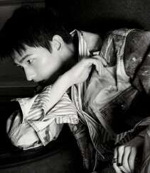 杨洋身穿刺绣外套《时尚先生》十一月刊车手主题封面写真图片组图3