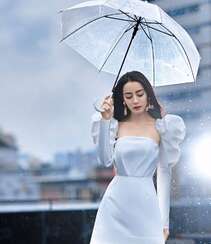 迪丽热巴纯白连衣裙穿着，手拿雨伞，雨中漫步优雅迷人青春写真图片组图8