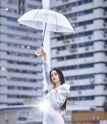 迪丽热巴纯白连衣裙穿着，手拿雨伞，雨中漫步优雅迷人青春写真图片组图7