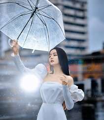 迪丽热巴纯白连衣裙穿着，手拿雨伞，雨中漫步优雅迷人青春写真图片组图6