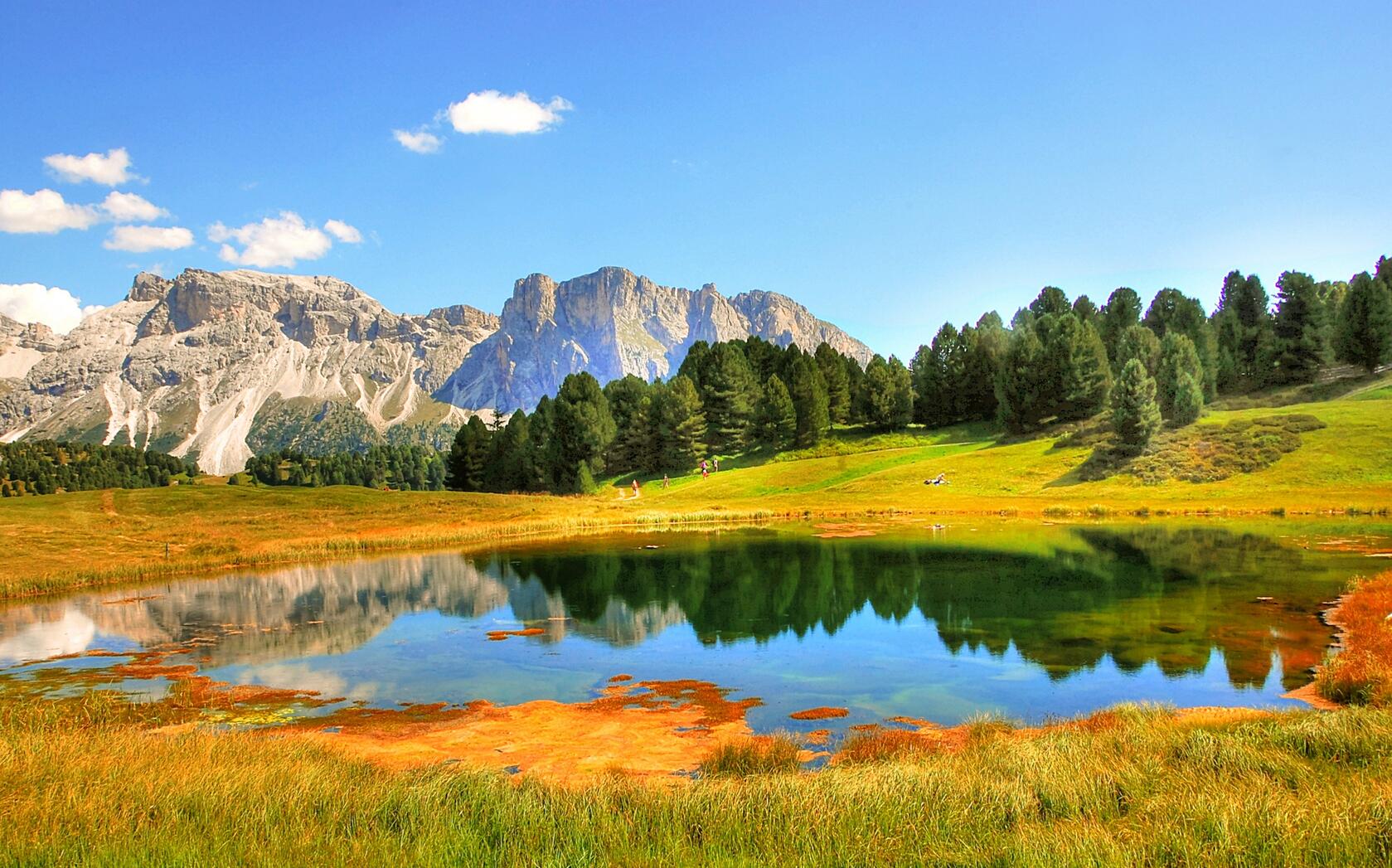 意大利瓦尔加德纳唯美湖泊，草地 山水风景壁纸图片