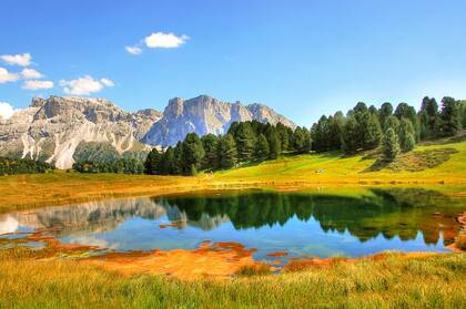 意大利瓦尔加德纳唯美湖泊，草地 山水风景壁纸图片