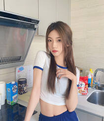 性感可爱美女小姐姐蓝色运动制服短裤白袜穿着居家厨房美拍照片组图3