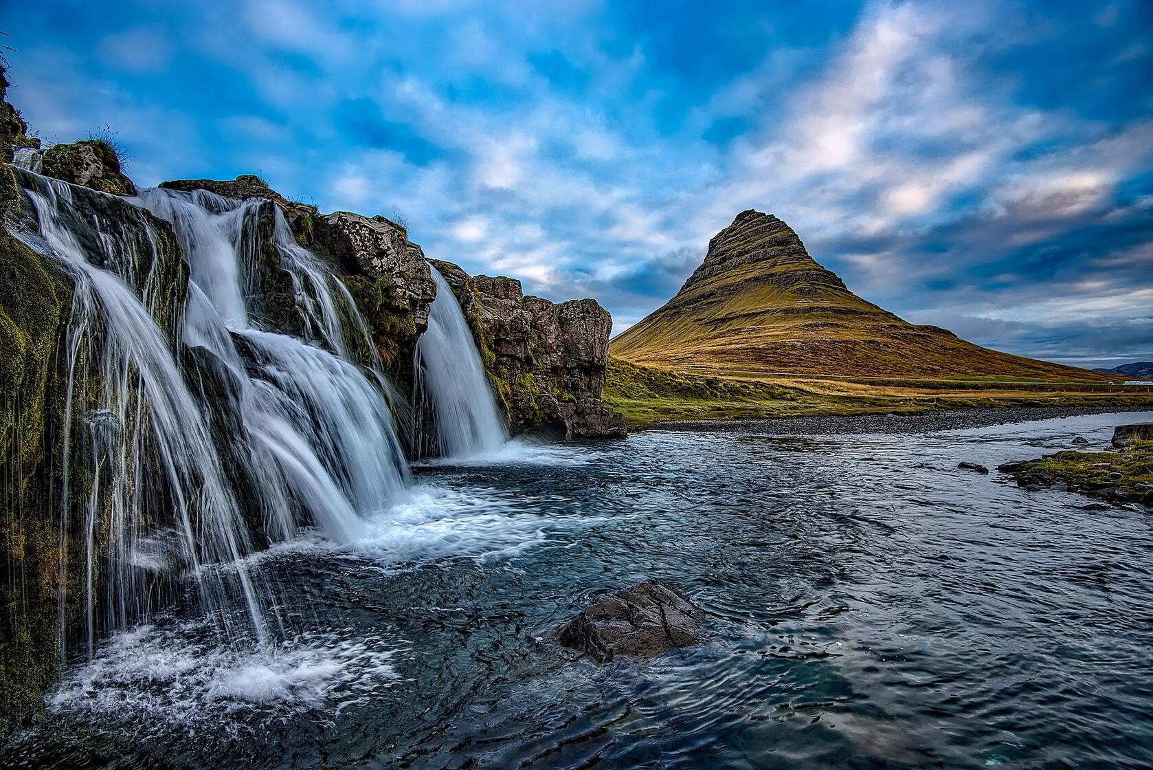 魅力迷人的冰岛基尔丘山瀑布，山水景色壁纸图片第1张图片