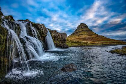 魅力迷人的冰岛基尔丘山瀑布，山水景色壁纸图片