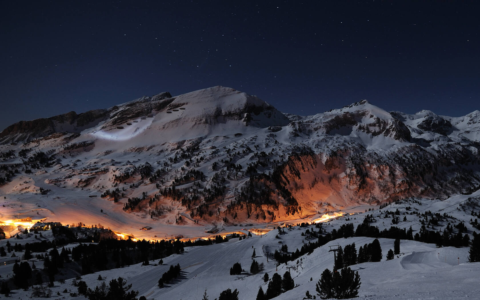 静悄悄的雪山夜景，星空，火光唯美风景壁纸图片