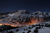 静悄悄的雪山夜景，星空，火光唯美风景壁纸图片