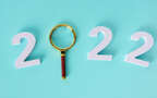 2022立体积木文字壁纸，蓝色背景，闹钟，放大镜，海星，简约2022图片组图3