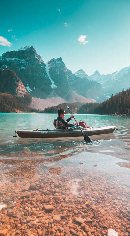 户外运动，清澈的湖泊，划皮划艇的男人手机壁纸图片