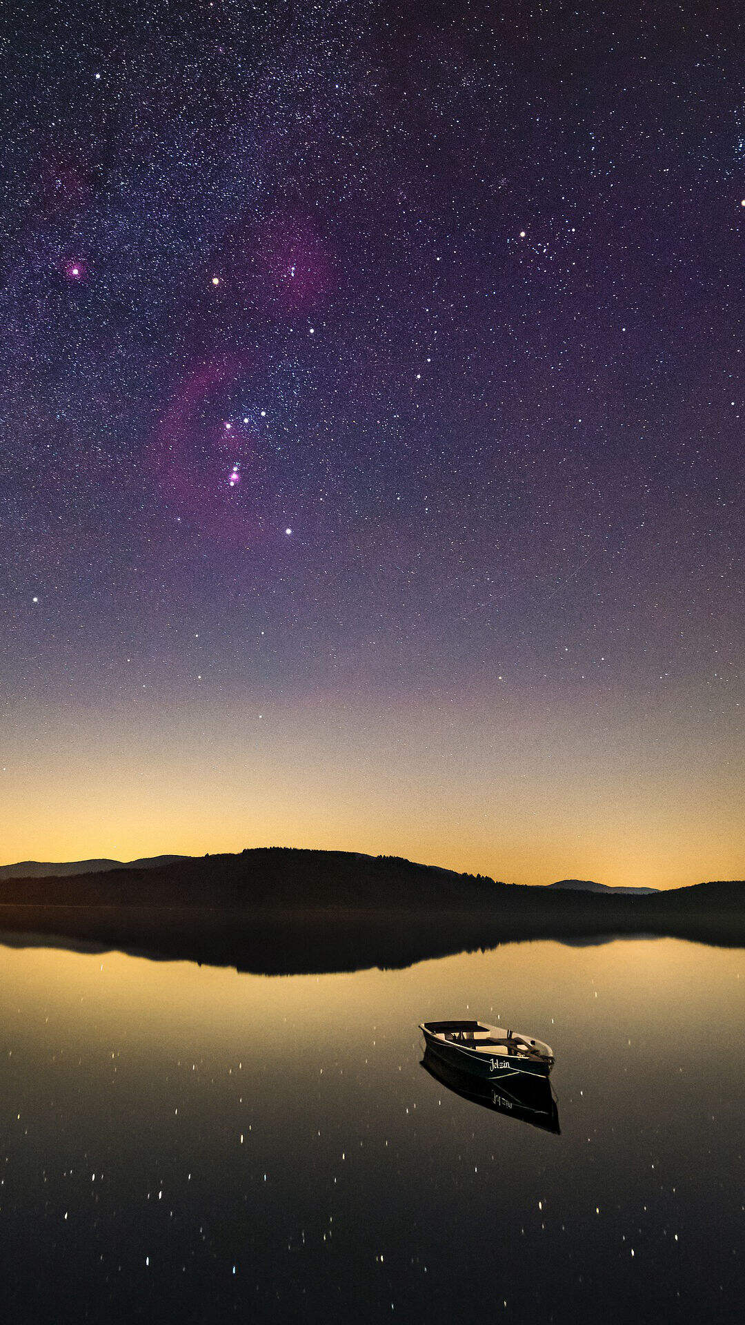 繁星点点的星空，一艘停在湖中央的独木舟唯美安静手机壁纸图片