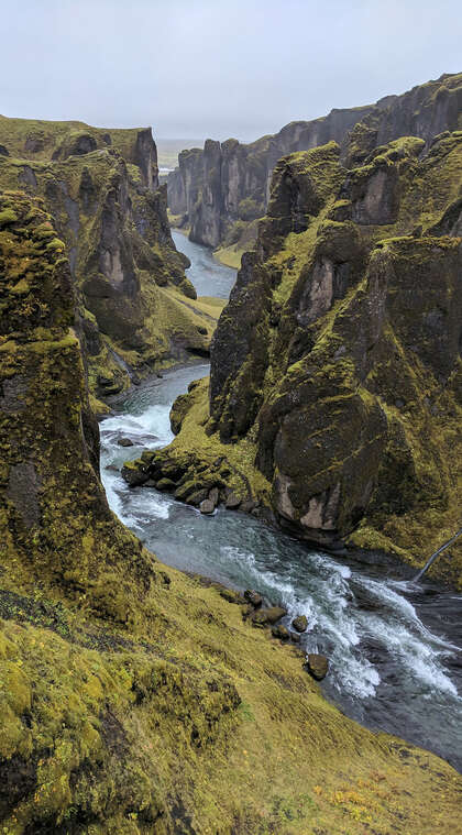 丛山峻岭，悬崖，湍急的河流唯美山川风景手机壁纸图片