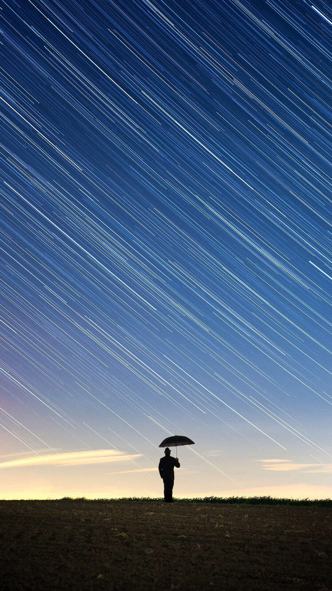 夜晚，天空，流星雨，草原，撑伞的男人背影唯美手机壁纸图片