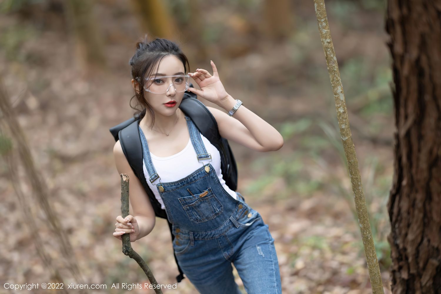 性感女神王馨瑶yanni简易装备登山爬山写真美照，紧身白T恤搭背带裤，运动感十足图片