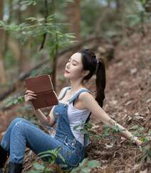 性感女神王馨瑶yanni简易装备登山爬山写真美照，紧身白T恤搭背带裤，运动感十足组图13