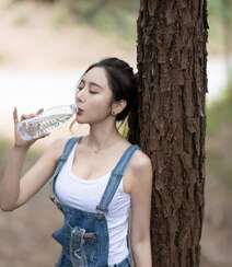 性感女神王馨瑶yanni简易装备登山爬山写真美照，紧身白T恤搭背带裤，运动感十足组图17