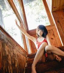 齐刘海短发苗条美少女红色吊带泳装木屋写真美照组图6