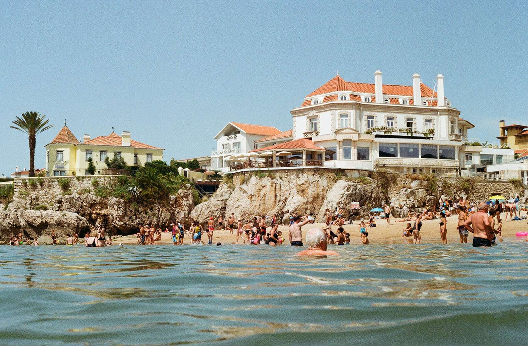海边小镇，游泳的人群，热闹场景壁纸图片第1张图片