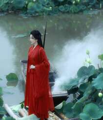  陈小纭一袭红衣古风装扮，荷花池竹筏中手持长剑唯美图片组图2