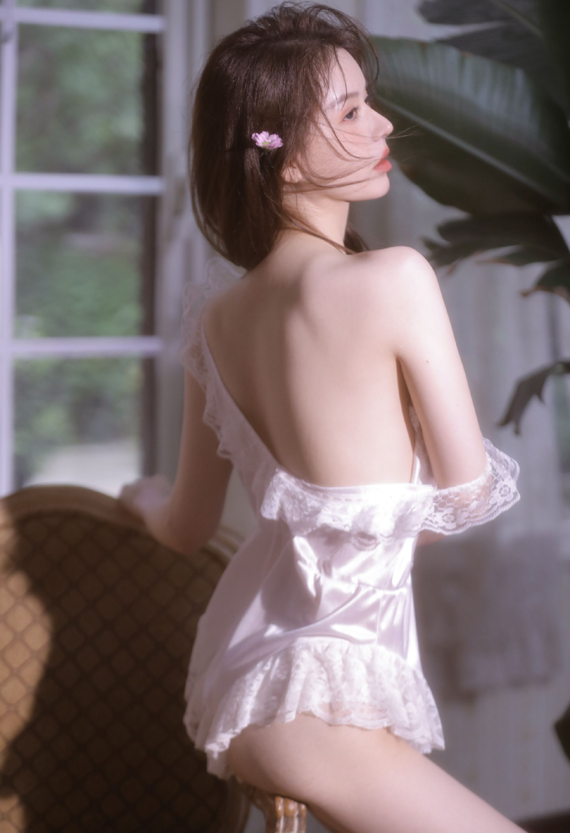 小巧玲珑精致高颜值美女白色蕾丝连体内衣居家性感写真图片图片