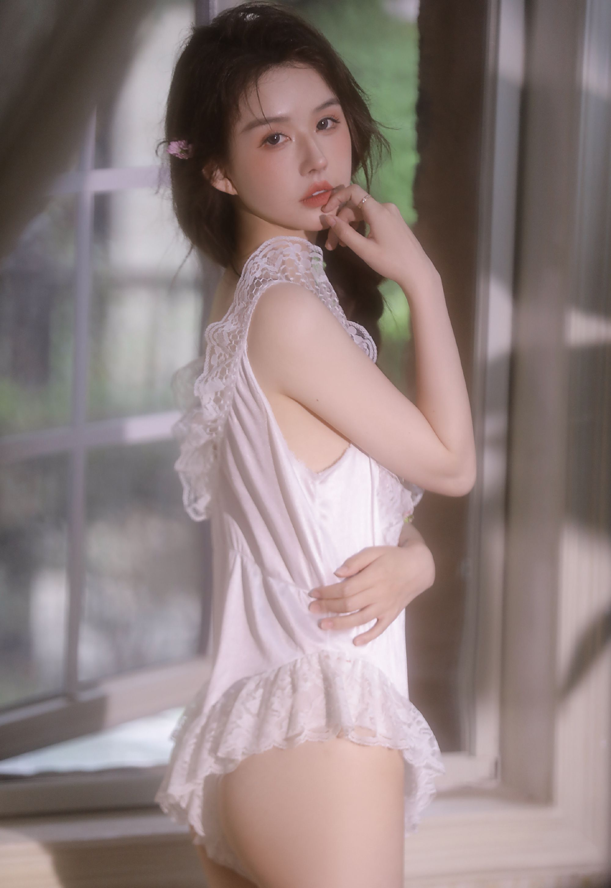 小巧玲珑精致高颜值美女白色蕾丝连体内衣居家性感写真图片图片