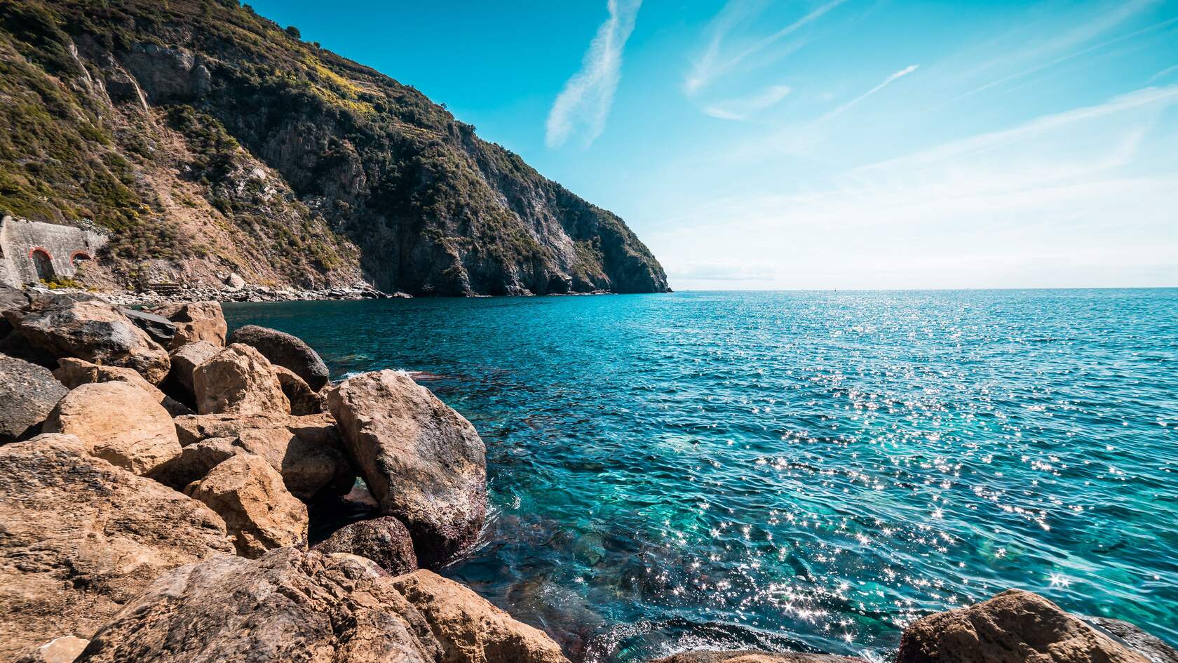 波光粼粼的蓝色海面，意大利海岸线唯美高清壁纸图片