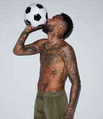 满身纹身的巴西足球明星内马尔男士内衣代言写真图片组图2