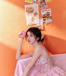 鞠婧祎化身粉色甜甜圈少女，带砖粉裙穿搭甜美可爱又迷人组图2