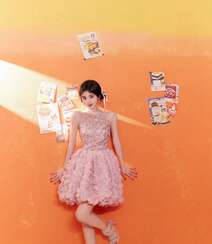 鞠婧祎化身粉色甜甜圈少女，带砖粉裙穿搭甜美可爱又迷人组图1