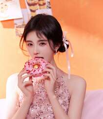 鞠婧祎化身粉色甜甜圈少女，带砖粉裙穿搭甜美可爱又迷人组图8