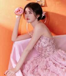 鞠婧祎化身粉色甜甜圈少女，带砖粉裙穿搭甜美可爱又迷人