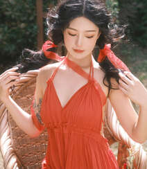 温柔的阳光，温暖的风，吊带红裙美女和娇艳的花朵唯美摄影写真图片组图3