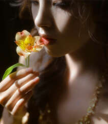 闻花的女人，唯美女生侧颜和花朵摄影系列高清图片组图1