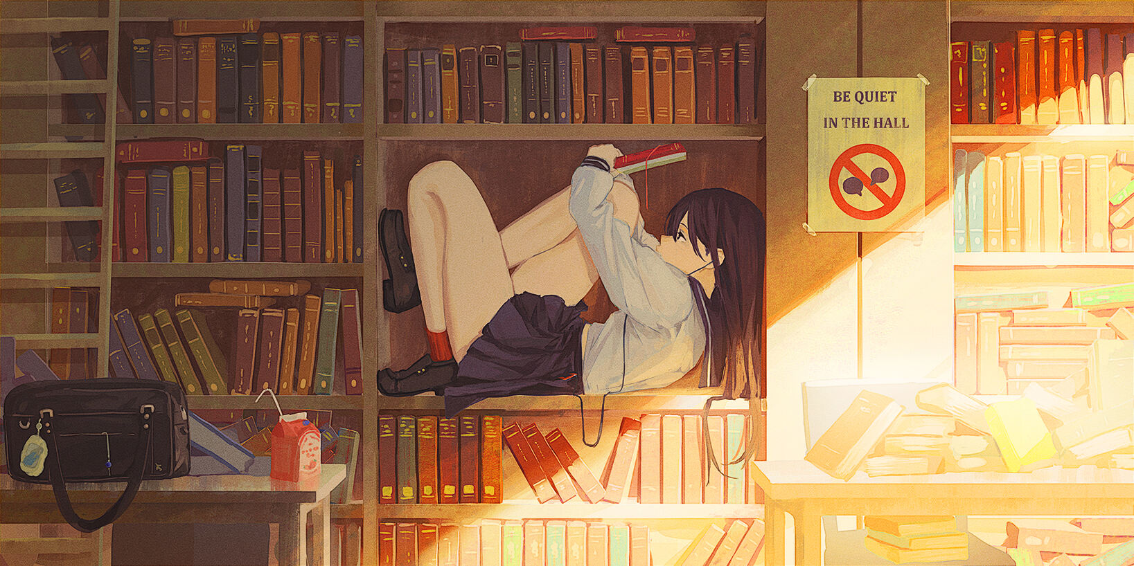 明媚阳光下的书房，一个蜷缩在书柜里的动漫女孩唯美桌面壁纸图片第1张图片