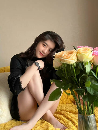 李凯馨浪漫居家沙发显白皙美腿生活照写真，黄色玫瑰和毯子很配哦！