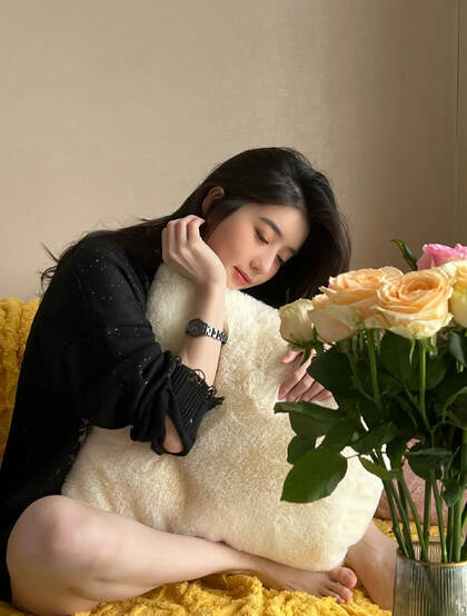 李凯馨浪漫居家沙发显白皙美腿生活照写真，黄色玫瑰和毯子很配哦！