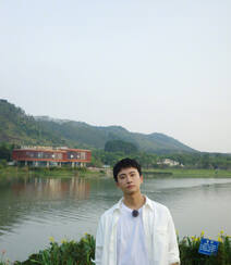牛骏峰微博晒青草湖边照片，吐槽“我为什么要剪齐刘海”