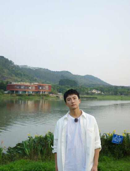 牛骏峰微博晒青草湖边照片，吐槽“我为什么要剪齐刘海”