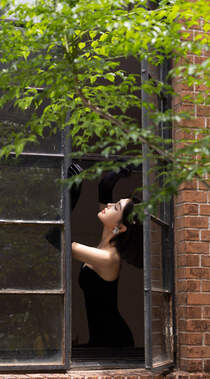 秦岚超低胸个性黑色连衣裙写真显完美身材手机壁纸图片组图2