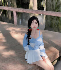 冯提莫可爱蓝色毛衣白色短裙穿搭湖边游玩美拍照片组图2