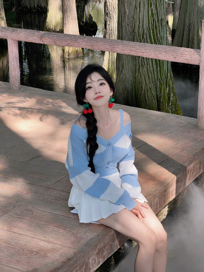 冯提莫可爱蓝色毛衣白色短裙穿搭湖边游玩美拍照片图片