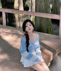 冯提莫可爱蓝色毛衣白色短裙穿搭湖边游玩美拍照片组图3
