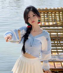 冯提莫可爱蓝色毛衣白色短裙穿搭湖边游玩美拍照片组图1