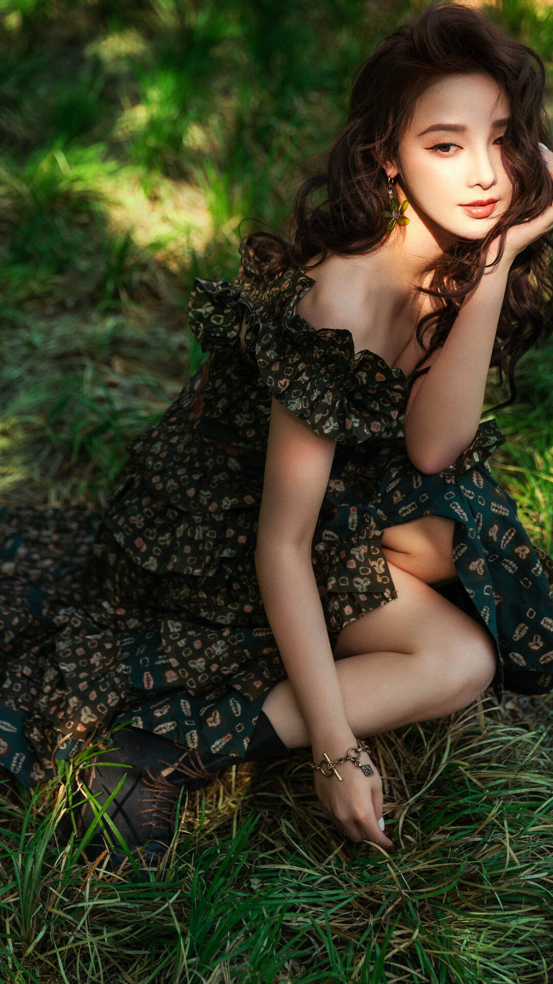 蹲在草地上的高颜值美女演员彭小苒高清手机壁纸图片