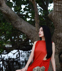 张雨绮连衣红裙着身坐在大树上优雅美丽写真图片组图2