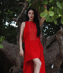 张雨绮连衣红裙着身坐在大树上优雅美丽写真图片组图6