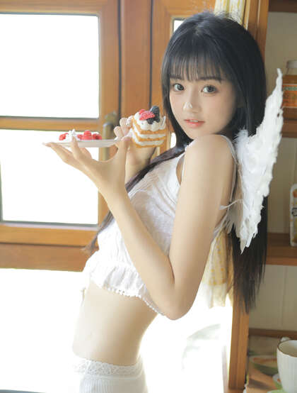 天使少女，戴着翅膀的高颜值粉嫩美少女白衣内衣私房沙发写真