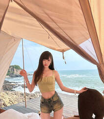 蔚蓝海边度假的性感甜美美女紧身衣牛仔短裤女神穿搭好看写真图片组图2