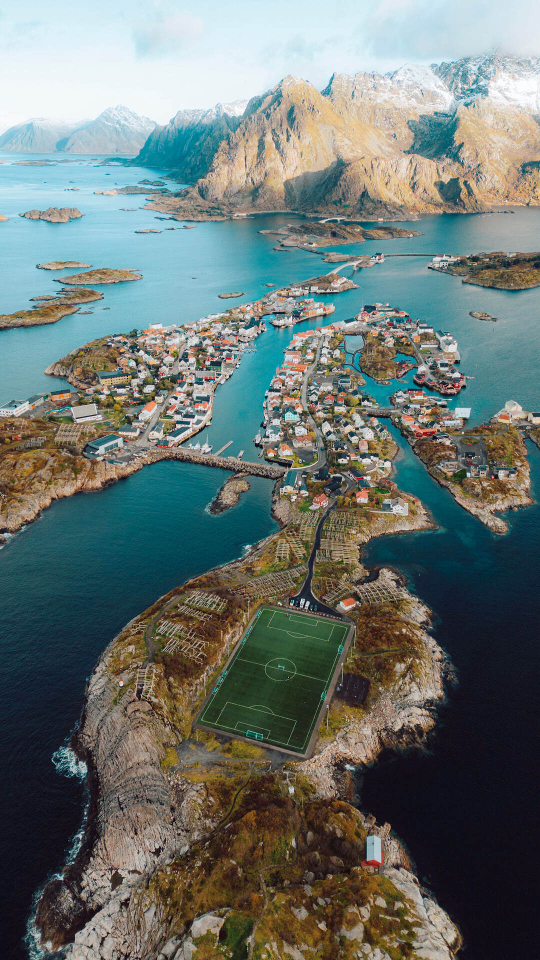 建在海岛中央的足球场，挪威罗弗敦群岛景色手机壁纸图片