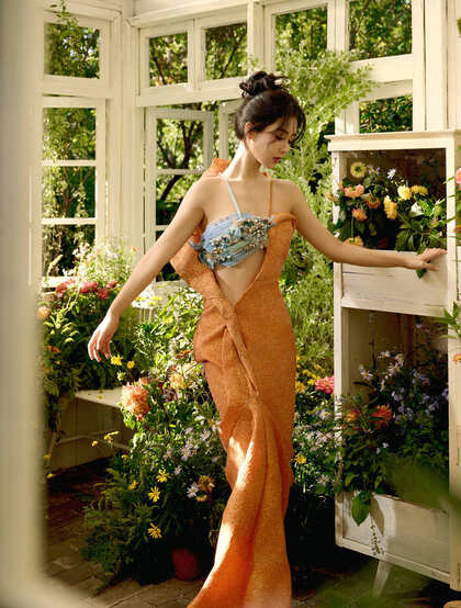 杨紫阳光花园房前性感写真，吊带花胸衣搭配橘色长裙，身材苗条迷人
