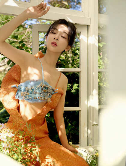 杨紫阳光花园房前性感写真，吊带花胸衣搭配橘色长裙，身材苗条迷人